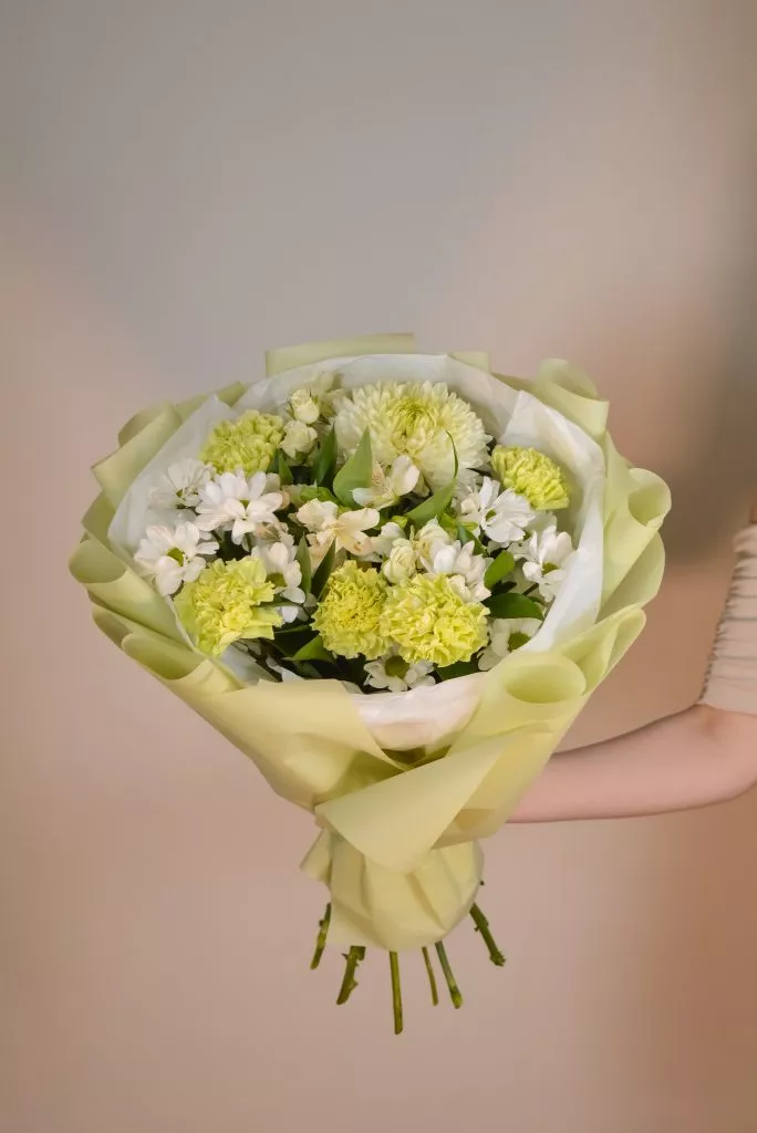 Букет с одноголовой и кустовой хризантемой, гвоздикой, розой кустовой, альстромерией и рускусом