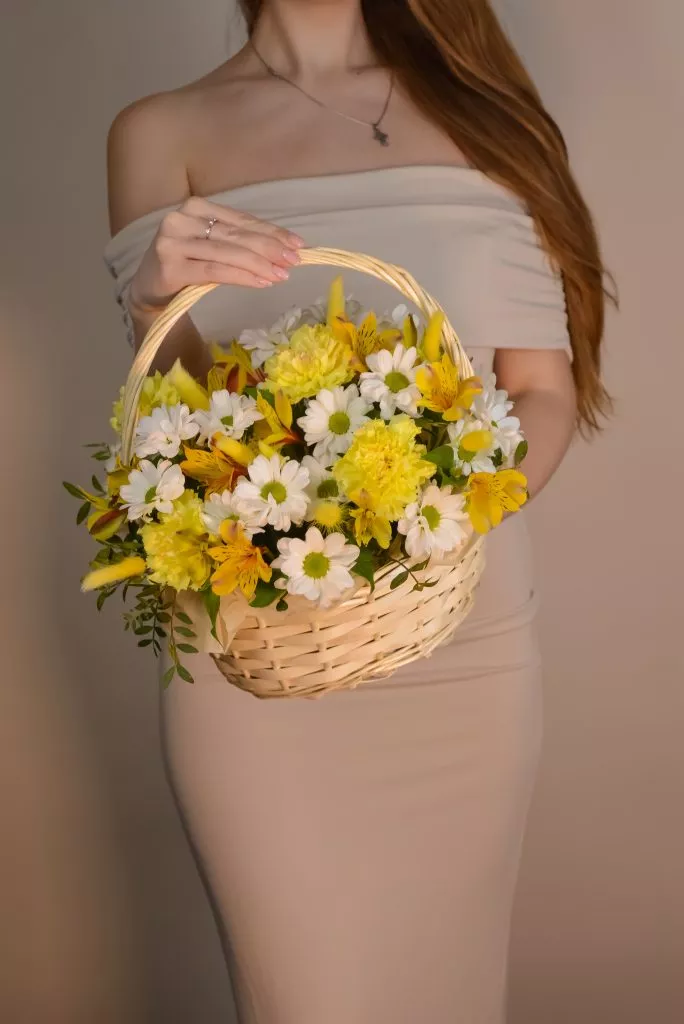 Корзина с гвоздикой, лагурусом, хризантемой кустовой, альстромерией, фисташкой