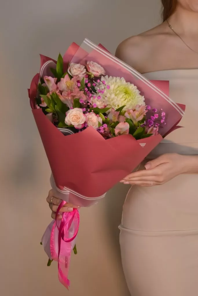 Букет с хризантемой одноголовой, альстромерией, кустовой розой, гипсофилой