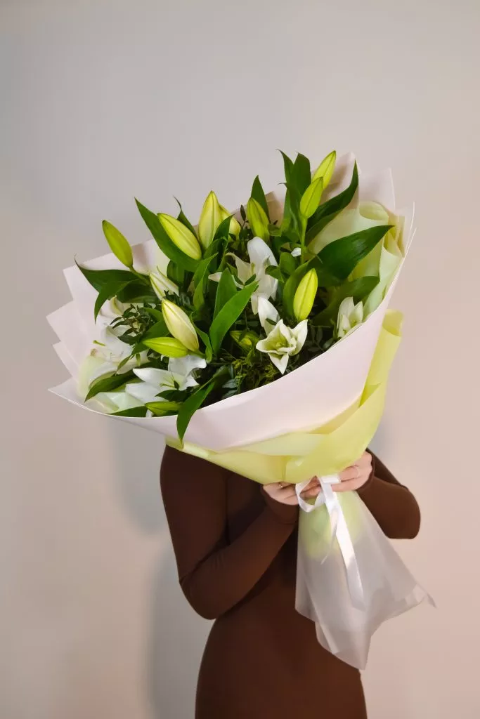 Букет с лилиями и фисташками