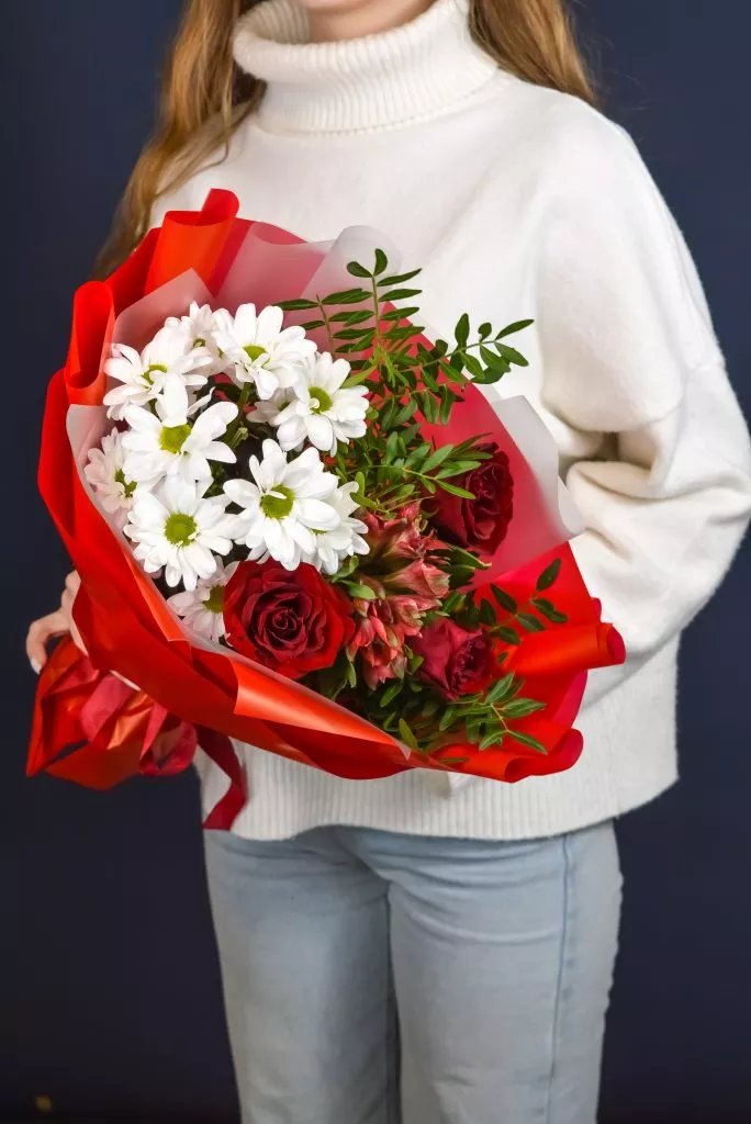 Яркий букет с розами, альстромерией и хризантемой в красных оттенках