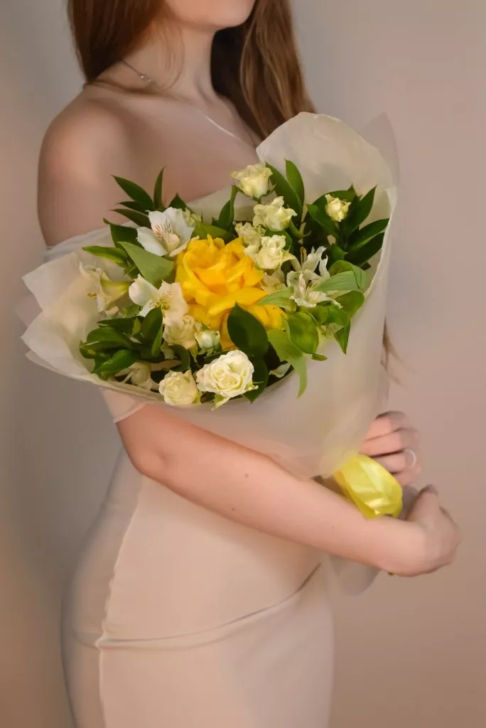 Букет французская роза, альстр, куст роза, рускус