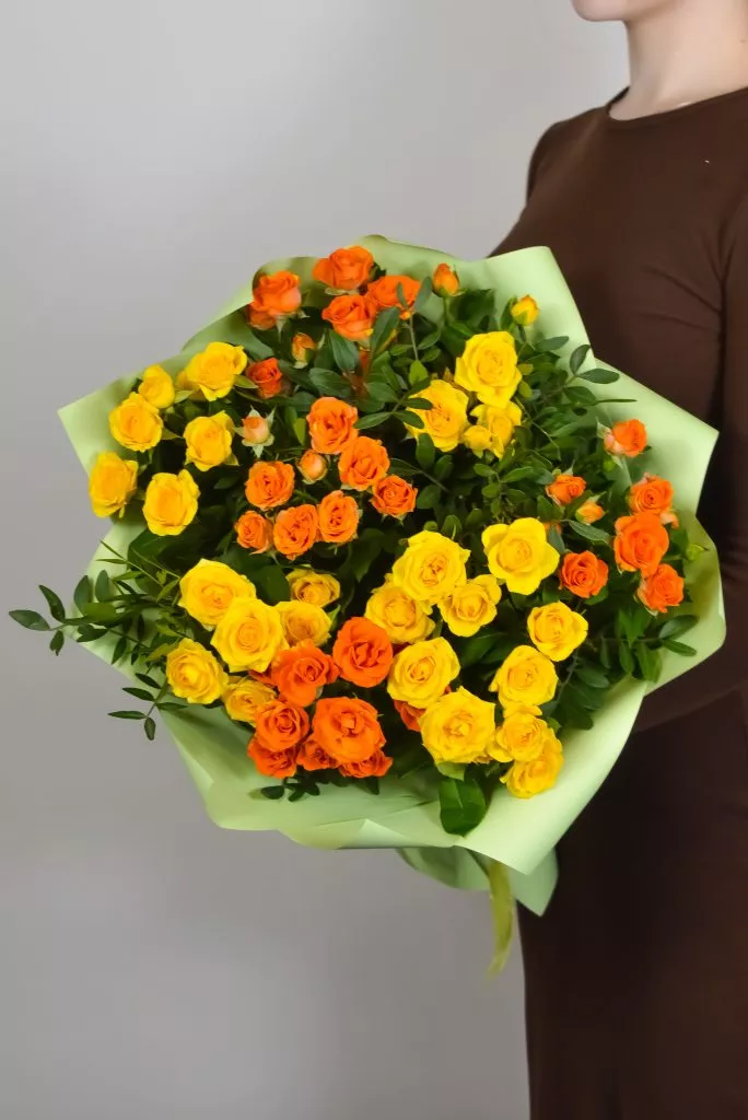 Букет из кустовых роз и фисташек