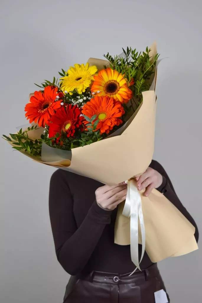 5 разноцветных гербер, 2 фисташки , бежевая упаковка