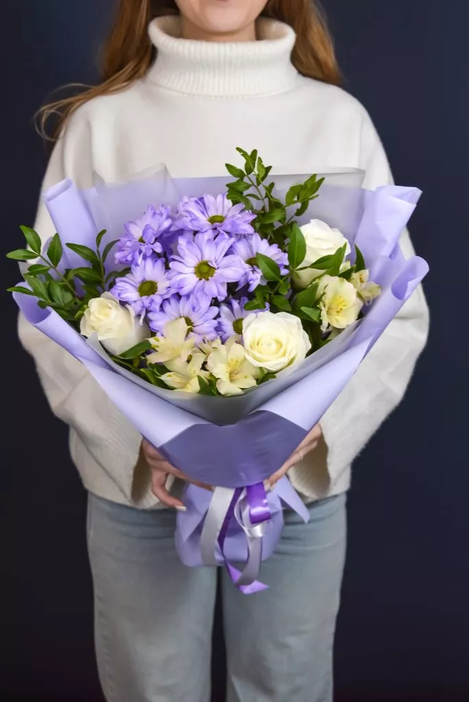Букет с розами, альстромериями и хризантемой в сиреневых оттенках