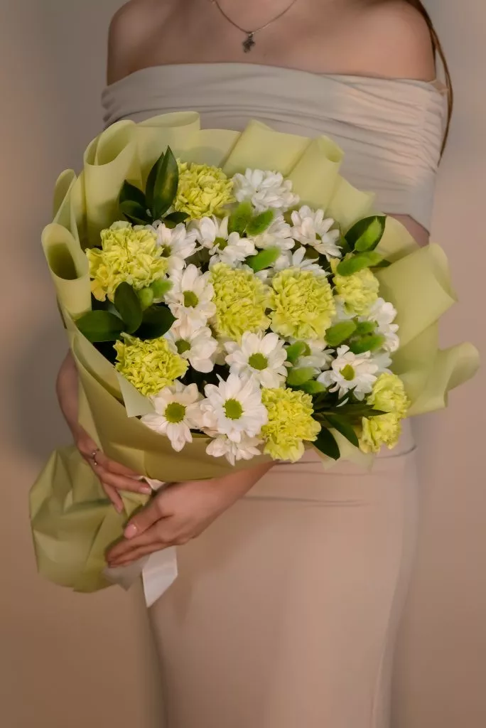 Букет с гвоздикой, кустовой хризантемой, лагурусом и рускусом