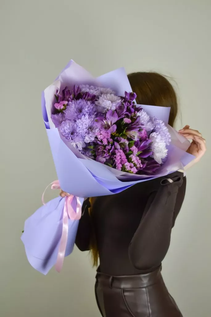 Букет со статицей, кустовыми хризантемами и альстромериями