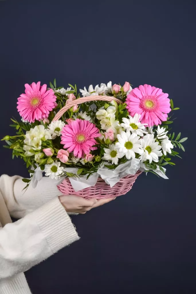 Корзина с кустовой хризантемой и розой, альстромериями, герберой и фисташкой