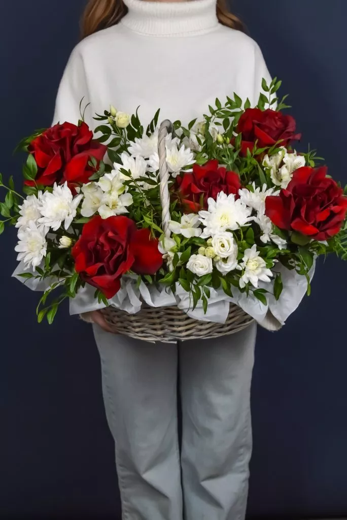 Композиция в корзине в красных оттенках L