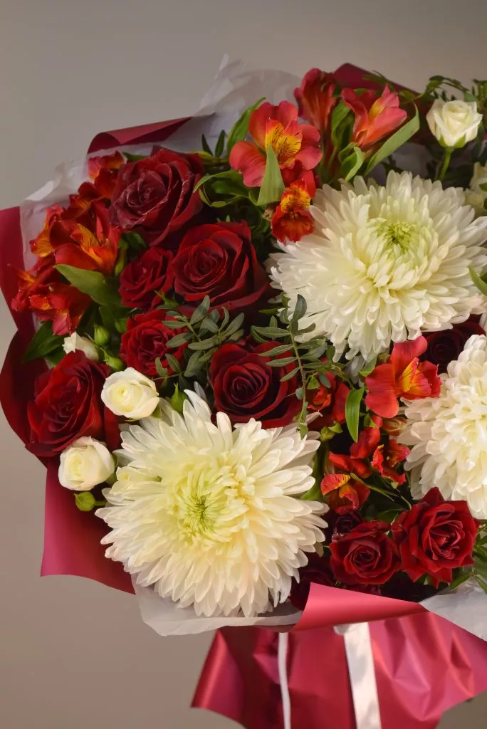 красный букет 3 хризантемы одноголовые, альстромерия красная 3, красная роза