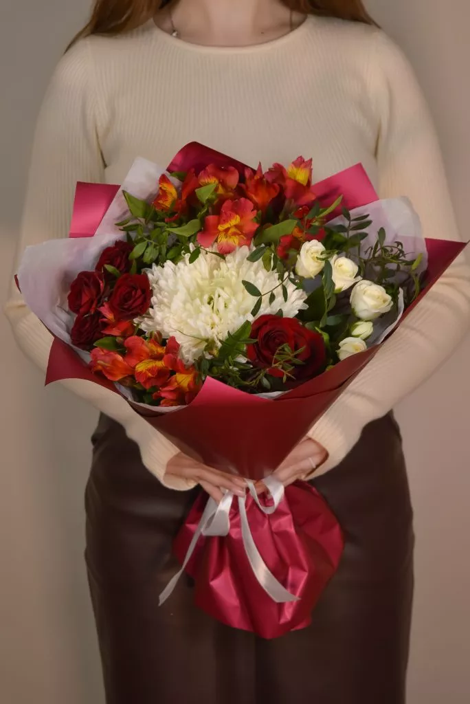 красный букет с альстромерией красной, белой готензией, красными розами и фисташка