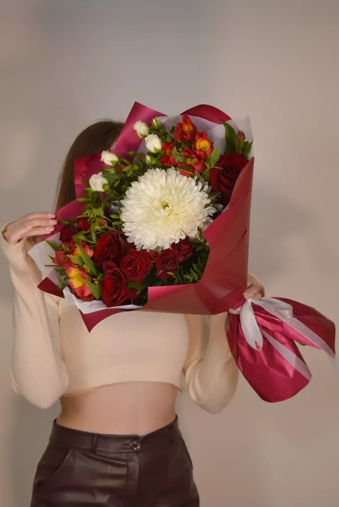 красный букет с одноголовой хризантемой с альстромерией и розами