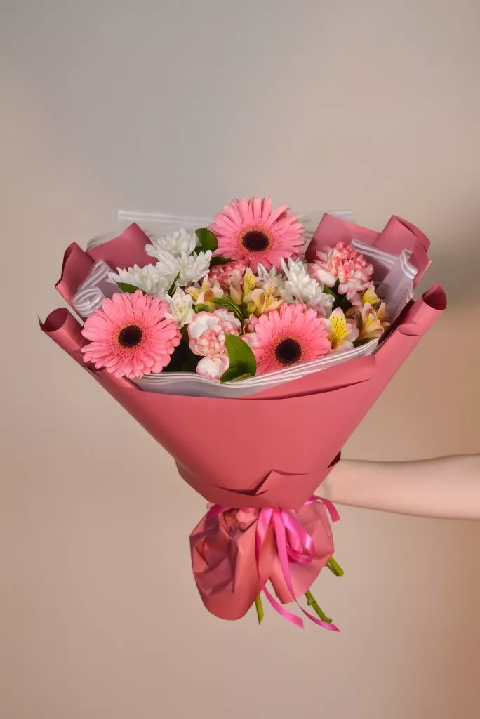 Букет с герберой, гвоздикой, кустовой хризантемой, альстромериями, рускусом