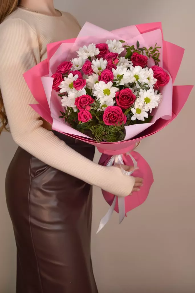 букет ярко-розовый с хризантемами белыми и ярко-розовыми розами