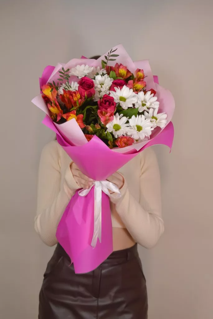 средний букет из хризантем роз и альстромерии