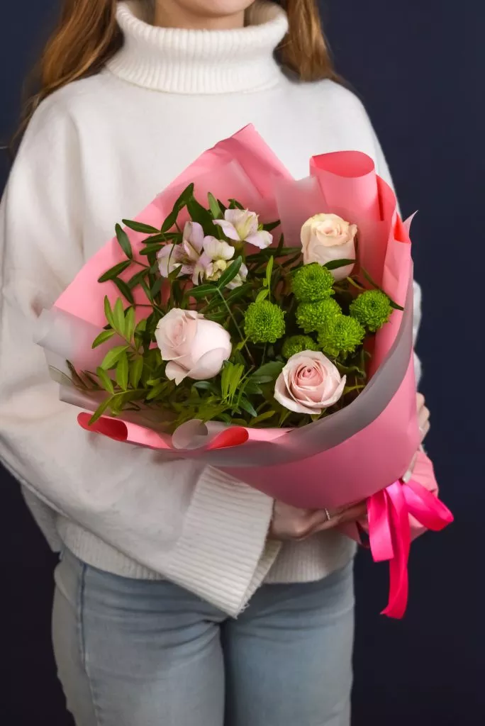 Букет с розами, альстромерией и хризантемой в розовых оттенках