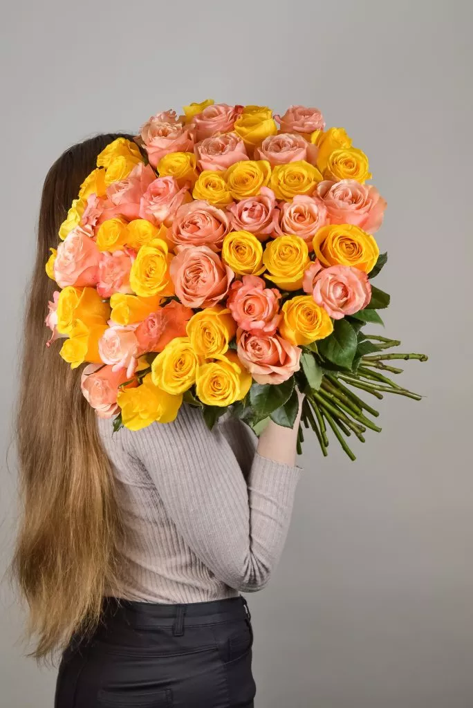 Розово-желтые розы Эквадор 51 шт