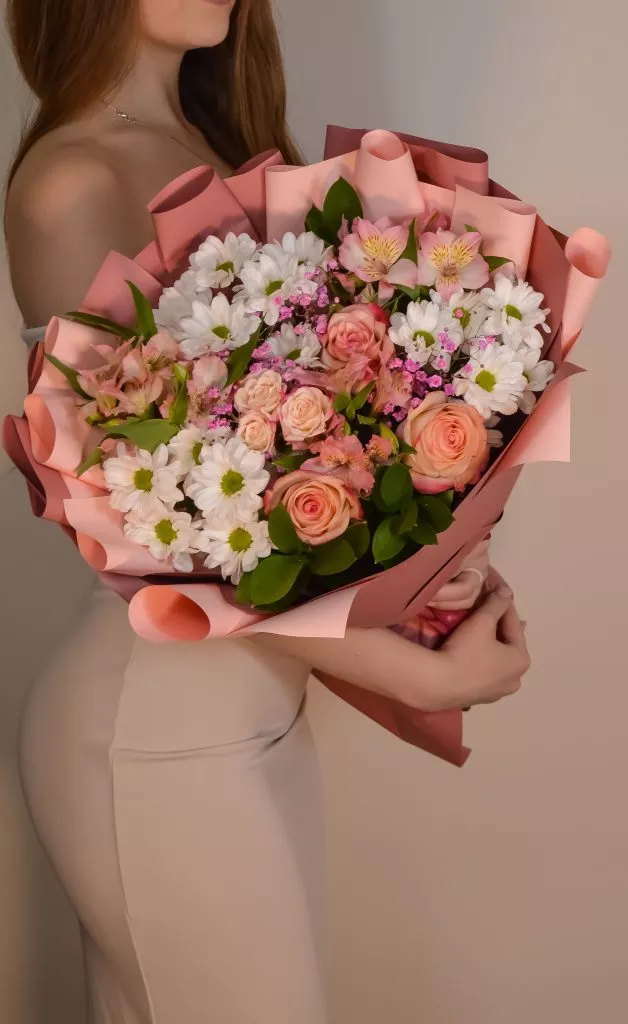 Букет с розой эквадор, кустовой розой, альстромериями, хризантемой кустовой и гипсофилой