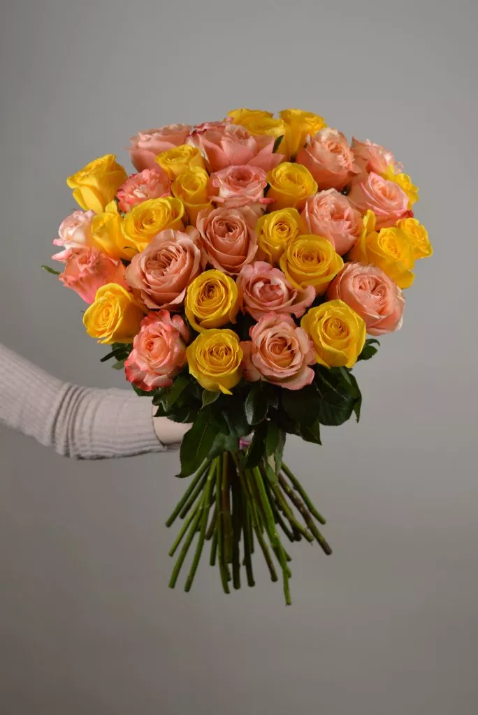 Микс розово-жёлтых роз Эквадор 35 шт