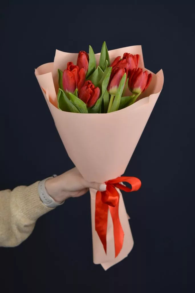 7 красных тюльпанов в упаковке