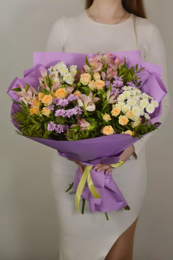 хризантема сантини, кустовая роза кремовая, кустовая роза сталион, фисташка, альстромерия розовая. Яркий букет в фиолетовой упаковке