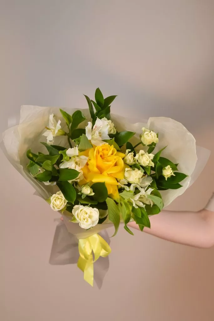 Букет французская роза, альстр, куст роза, рускус