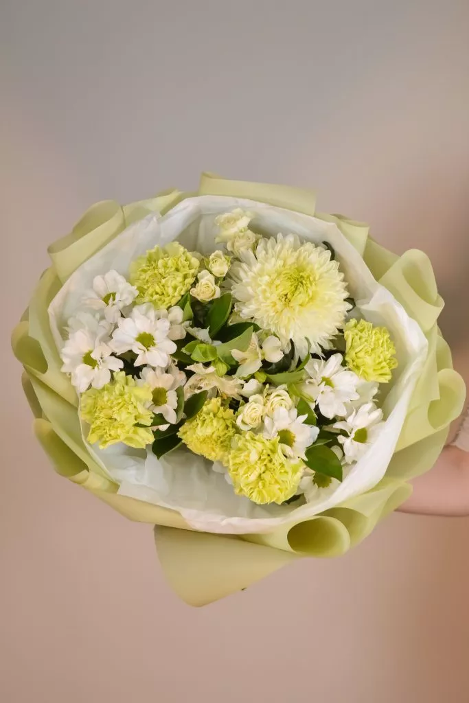 Букет с одноголовой и кустовой хризантемой, гвоздикой, розой кустовой, альстромерией и рускусом