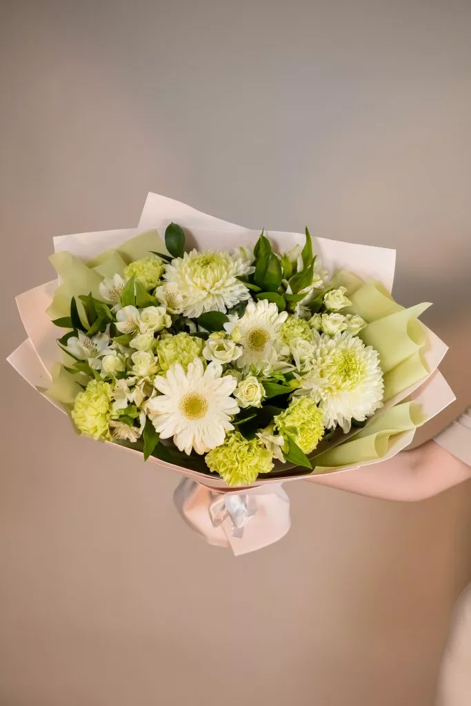 Букет гербера, хризантема одноголовая, кустовая хризантема, альстромерия, гвоздика, рускус