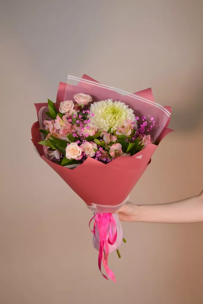 Букет с хризантемой одноголовой, альстромерией, кустовой розой, гипсофилой