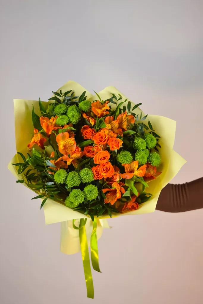 Букет с хризантемой сантини, кустовой розой, альстромерией и фисташкой