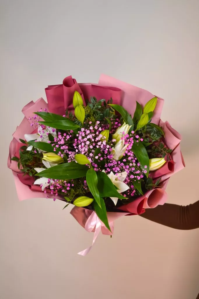 Букет с лилий и гипсофилой