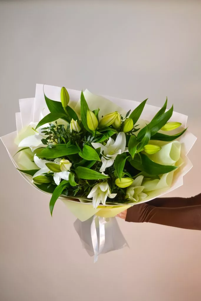 Букет с лилиями и фисташками
