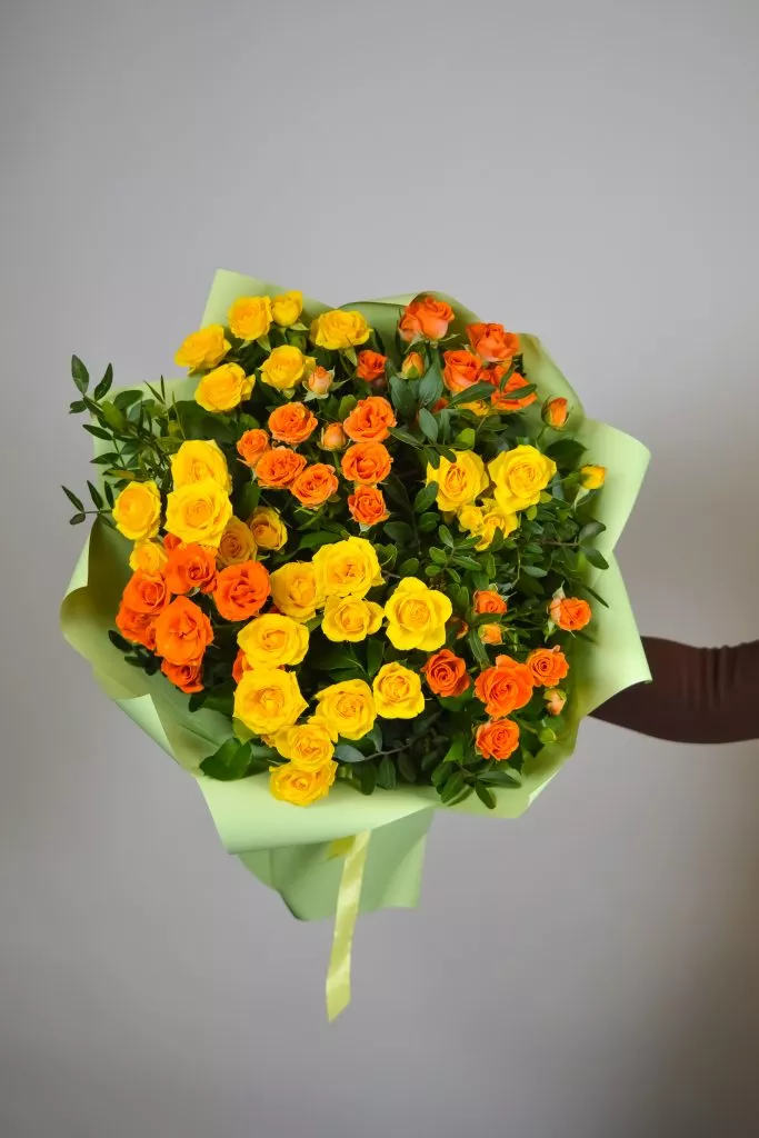 Букет из кустовых роз и фисташек