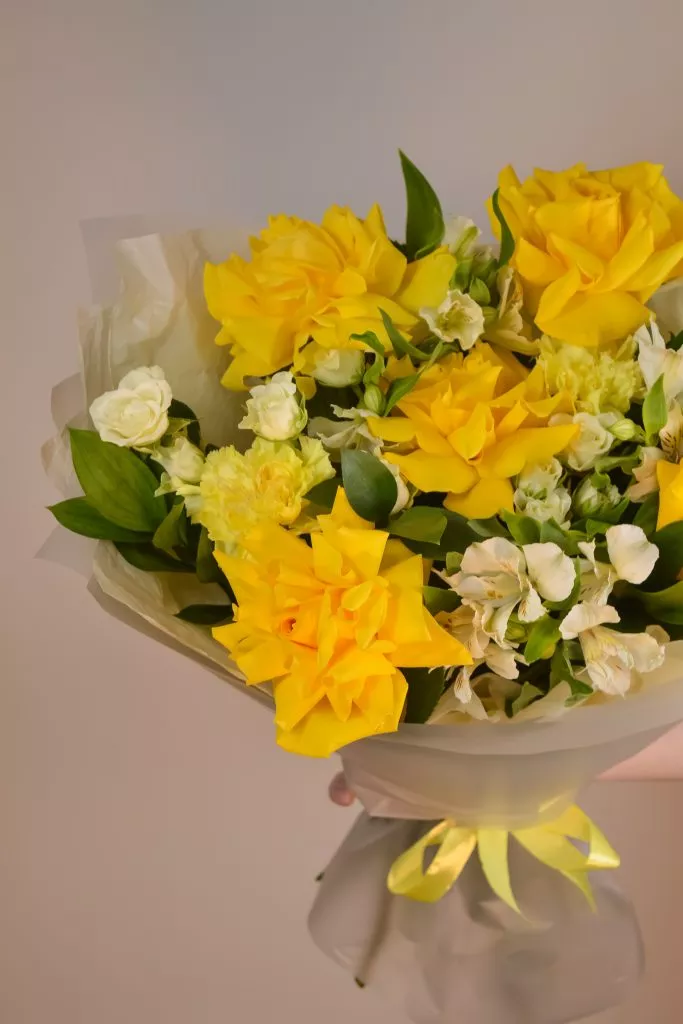 Букет с французской розой, альстромериями, кустовой розой, рускусом