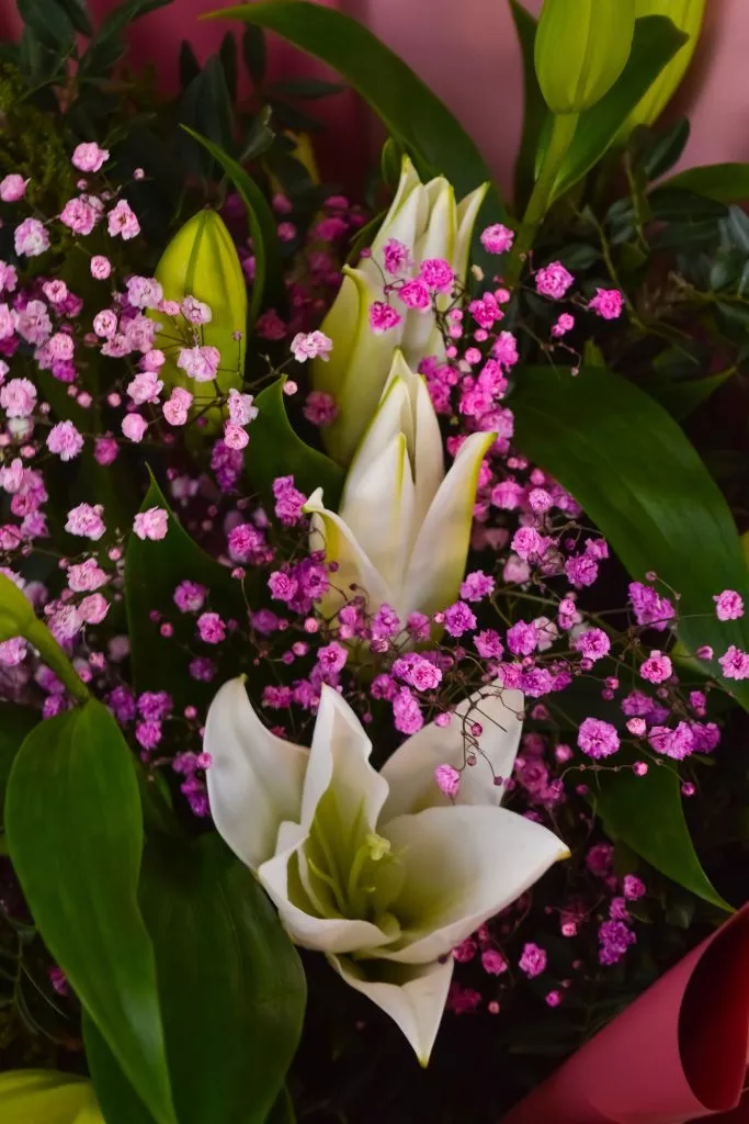 Букет с лилий и гипсофилой