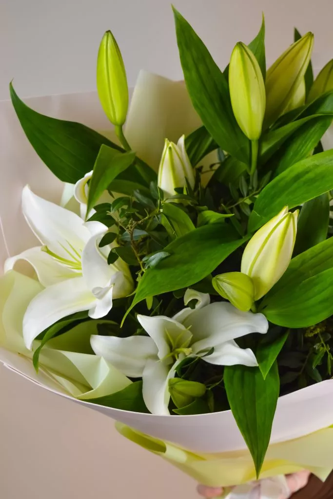 Букет с лилиями и фисташками