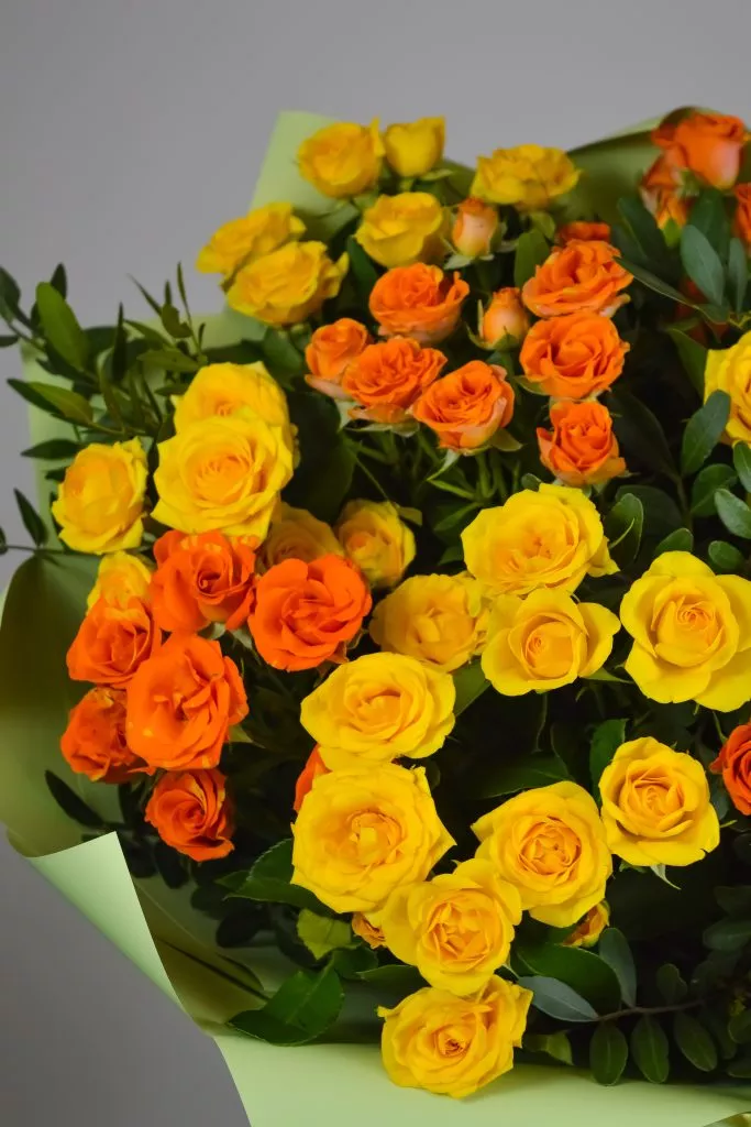 Букет из кустовых роз и фисташек