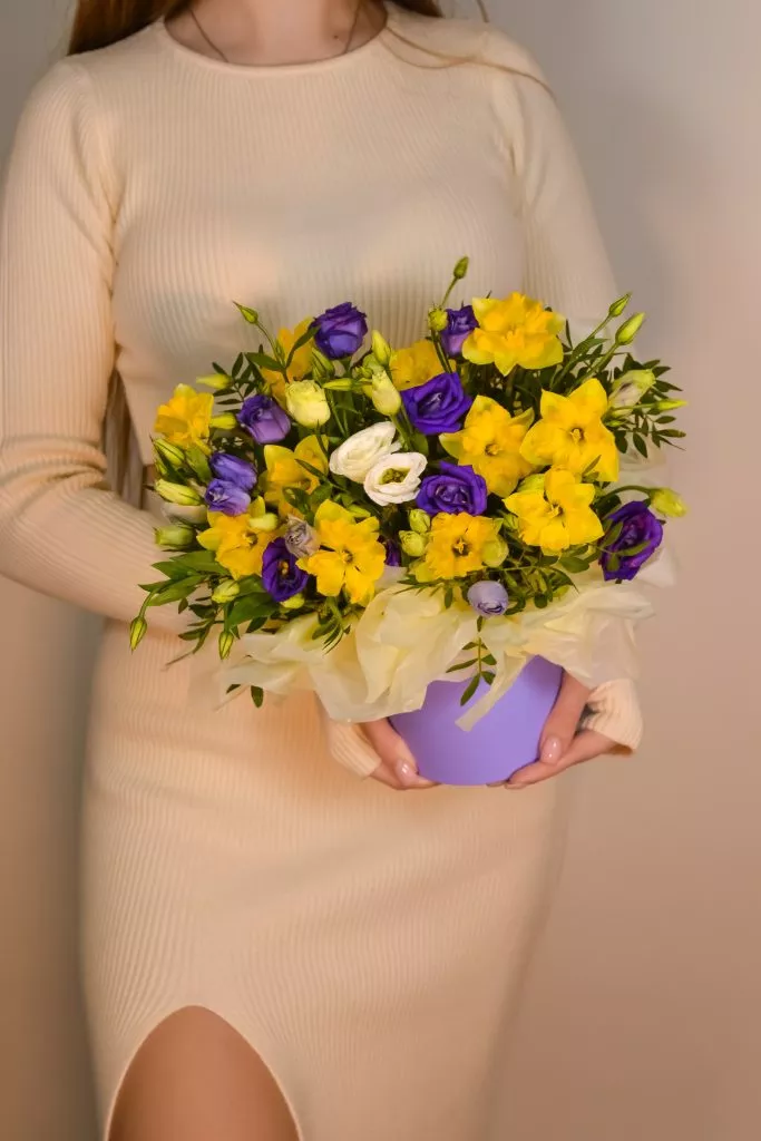 Композиция в шляпной коробке с эустомой, нарциссом и фисташкой