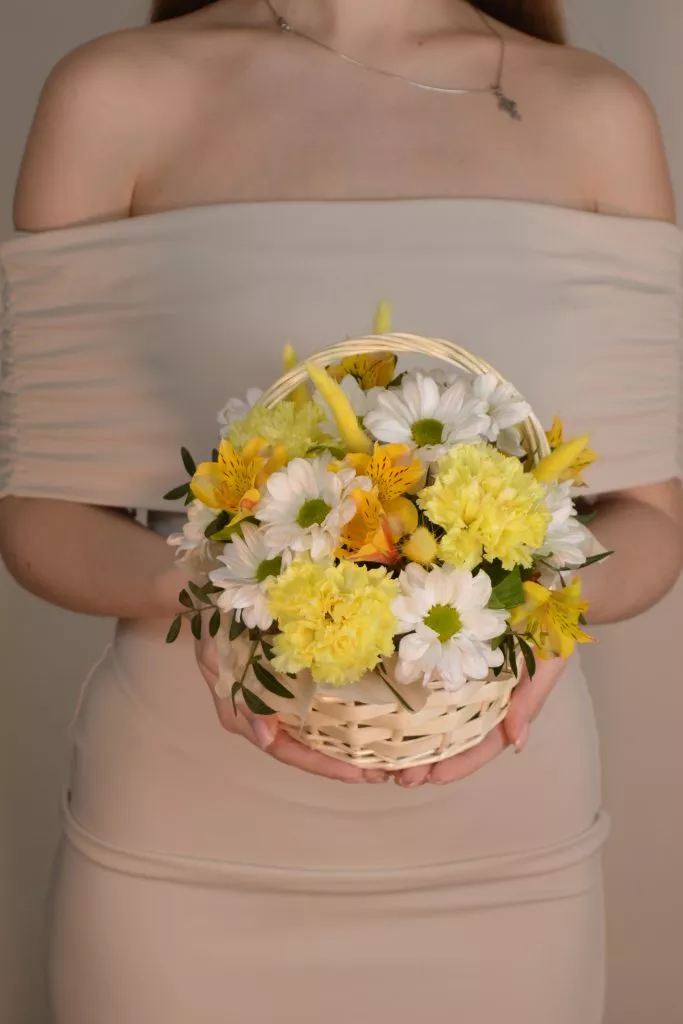 Корзина маленькая с гвоздикой, лагурусом, хризантемой кустовой, альстромерией и фисташкой