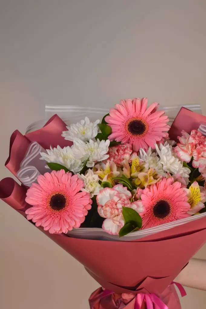 Букет с герберой, гвоздикой, кустовой хризантемой, альстромериями, рускусом