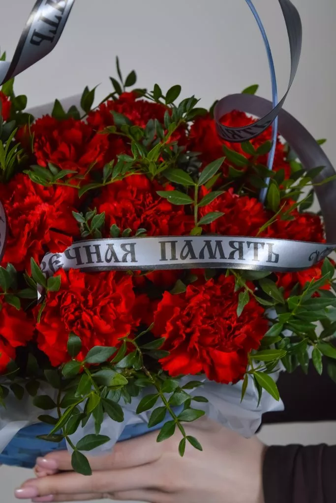 Корзина с гвоздиками