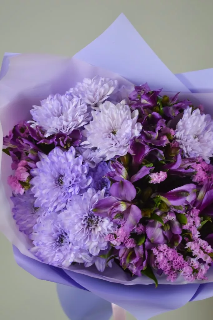 Букет со статицей, кустовыми хризантемами и альстромериями