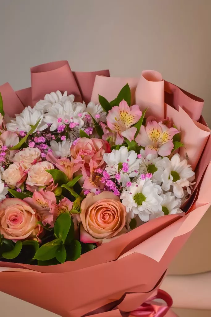 Букет с розой эквадор, кустовой розой, альстромериями, хризантемой кустовой и гипсофилой