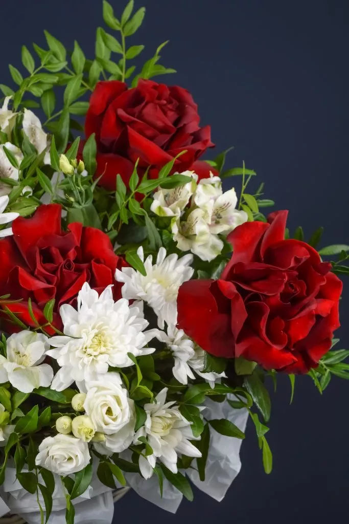 Композиция в корзине в красных оттенках L