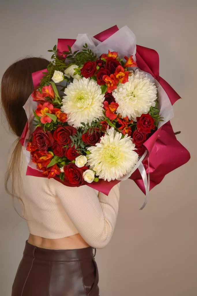 красный букет 3 хризантемы одноголовые, альстромерия красная 3, красная роза