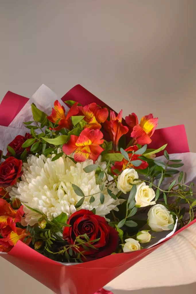 красный букет с альстромерией красной, белой готензией, красными розами и фисташка