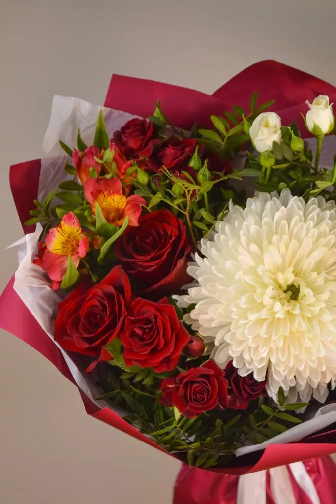 красный букет с одноголовой хризантемой с альстромерией и розами