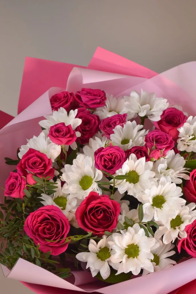 букет ярко-розовый с хризантемами белыми и ярко-розовыми розами