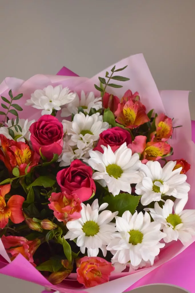 средний букет из хризантем роз и альстромерии