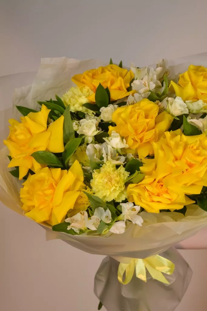 Букет с французской розой, альстромериями, кустовой розой, гвоздикой и рускусом